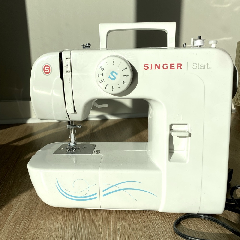 Singer Sewing Machine with all parts in great condition. Purchased in 2020.